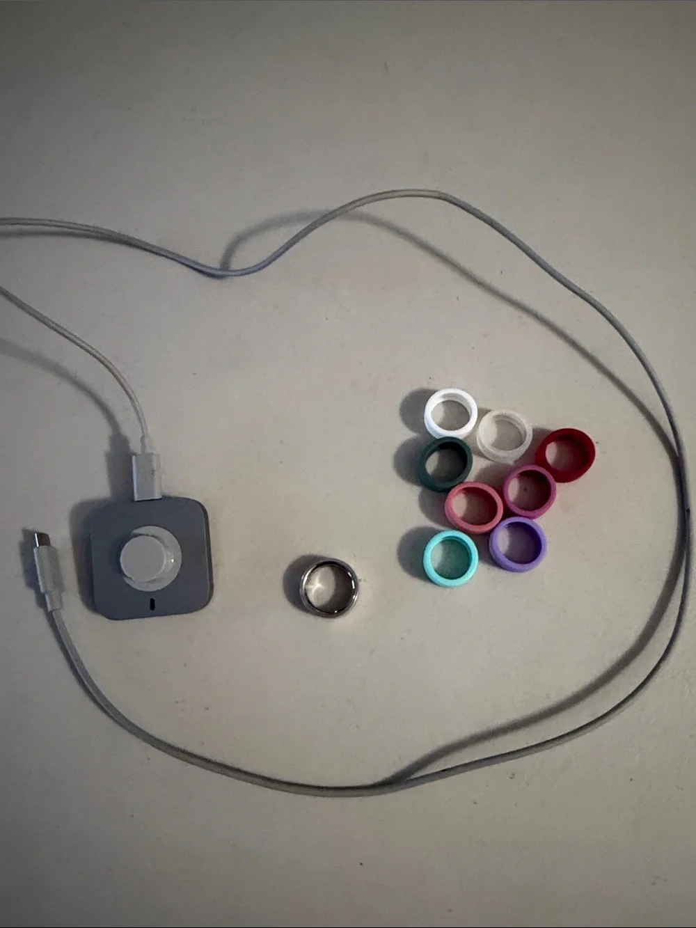 Oura ring with charger & ring covers - Picture 1 of 2